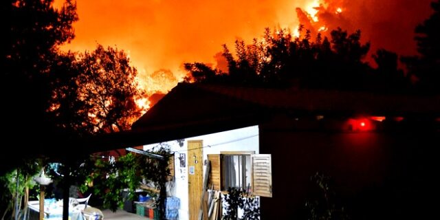 Φωτιά στην Κορινθία: Αν δεν υπήρχε στα site, κάποιοι δεν θα την έβλεπαν ποτέ