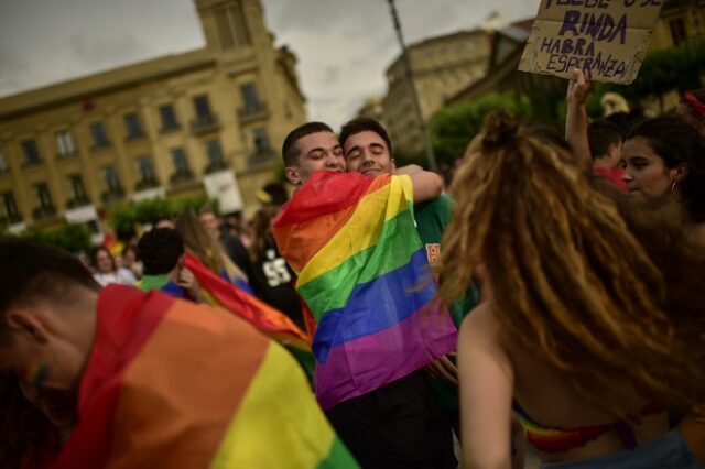Ισπανία: Μεγάλη αύξηση των ομοφοβικών επιθέσεων- “Απίστευτο μαζί με την πανδημία να έχουμε και αυτό”