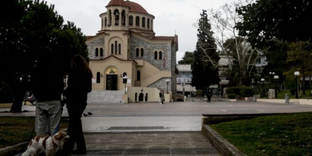 Αγία Παρασκευή: Συνελήφθησαν δύο στρατιωτικοί με καραμπίνες στα χέρια έξω από ναό