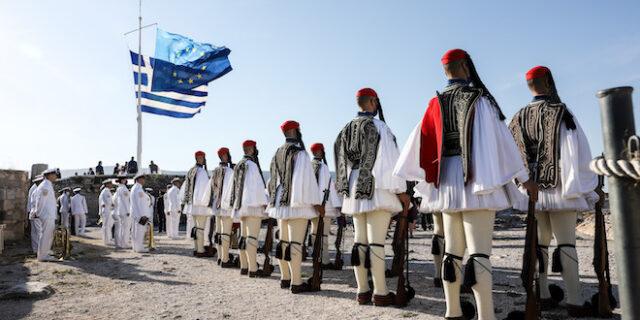 Ημέρα της Ευρώπης: Έπαρση της ελληνικής και της ευρωπαϊκής σημαίας στην Ακρόπολη, παρουσία της ΠτΔ