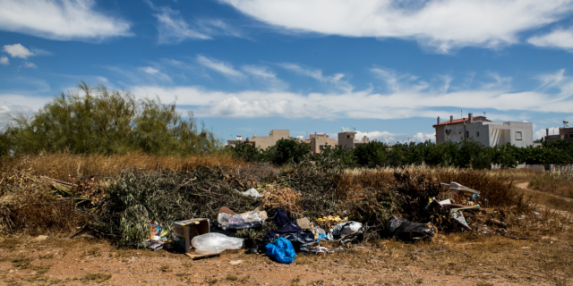 Σκουπίδια και δρόμοι στο πουθενά – Απροετοίμαστη για φωτιά η Αν. Αττική