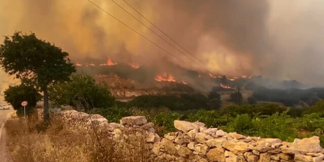 Φωτιά στην Πάρο: Πολλές διάσπαρτες εστίες – Στο νησί ειδικό κλιμάκιο