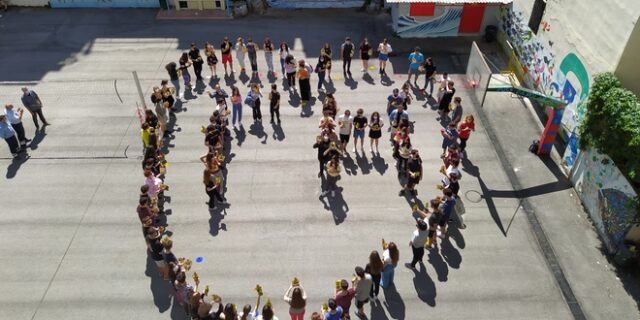 Θεσσαλονίκη: Μαθητές και μαθήτριες σχημάτισαν καρδιά που περικλείει τη λέξη “Γη”