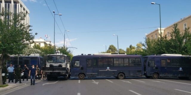 Σε στενό αστυνομικό κλοιό ψηφίζεται το εργασιακό νομοσχέδιο – Υψηλοί τόνοι στη Βουλή