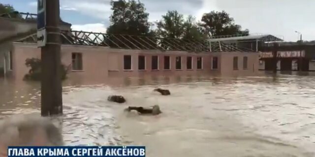 Κριμαία: Οι σωματοφύλακες ακολουθούσαν τον κυβερνήτη… κολυμπώντας