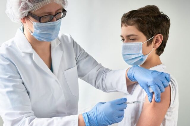 ECDC: Περιορισμένα τα οφέλη από τον εμβολιασμό σε εφήβους