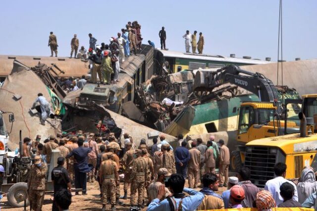 Πακιστάν: Αυξάνονται οι νεκροί από την σύγκρουση τρένων