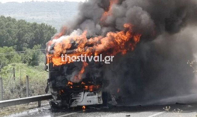 Θεσσαλονίκη: Νταλίκα τυλίχθηκε στις φλόγες στην Εγνατία