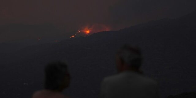 Κύπρος: Μαίνεται η φωτιά στα ορεινά Λεμεσού και Λάρνακας – Εκκενώθηκαν χωριά, κάηκαν σπίτια