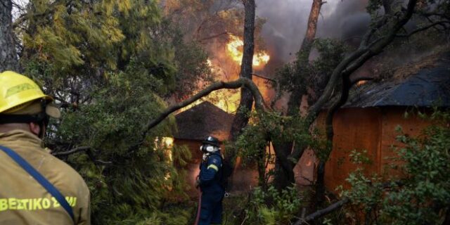 Φωτιά στην Αχαΐα: Χωρίς ηλεκτρικό ρεύμα Λαμπίρι και Καμάρες