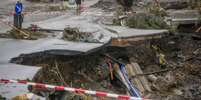 Φονικές πλημμύρες στη Γερμανία: Η Μέρκελ στις πληγείσες περιοχές