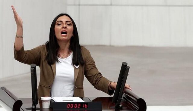Τουρκία: Γυναίκα βουλευτής του CHP τραγούδησε στο Κοινοβούλιο και έγινε viral