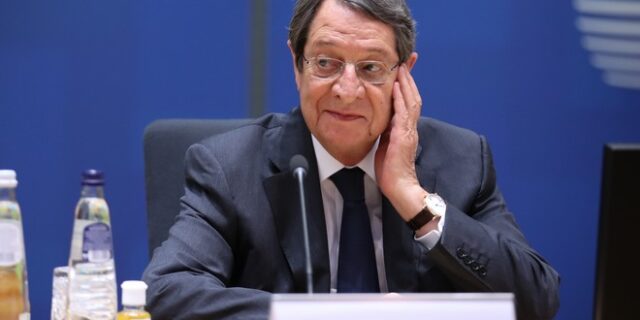 Κύπρος: “Παρεξήγηση” με τα βραχιολάκια για ανεμβολίαστους – Διαψεύδει η κυβέρνηση