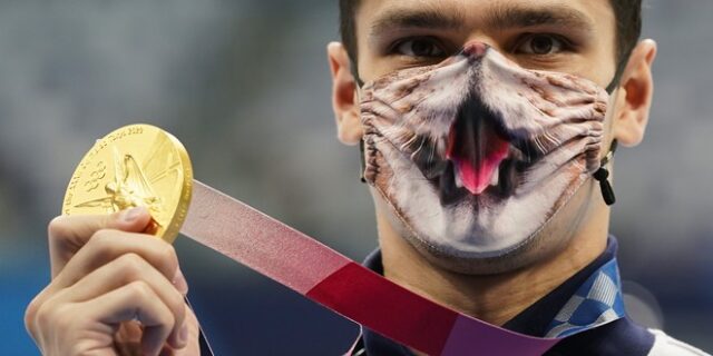 Ολυμπιακοί Αγώνες – Κολύμβηση: Με μάσκα γάτας στην απονομή του χρυσού μεταλλίου ο Ρίλοφ