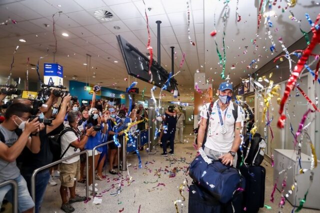 Εθνική πόλο Ανδρών: Έφτασε στην Ελλάδα, αποθέωση στο αεροδρόμιο