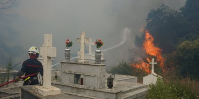 Φωτιά στη Γορτυνία: Καρέ – καρέ η μάχη για να σωθεί το Νεοχώρι