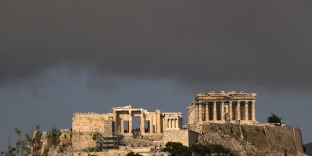 Φωτιά στην Βαρυμπόμπη: Συγκλονιστικές εικόνες από το κέντρο της Αθήνας