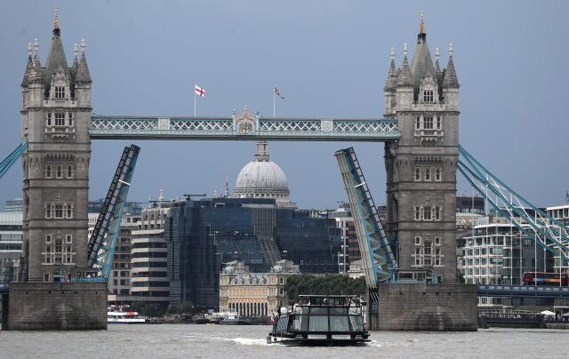 Βρετανία: “Κόλλησε” η Γέφυρα του Πύργου στο Λονδίνο