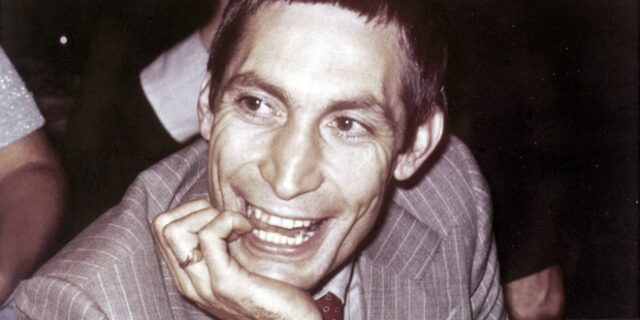 Charlie Watts: Ο κόσμος της μουσικής αποχαιρετά τον θρυλικό ντράμερ των Rolling Stones