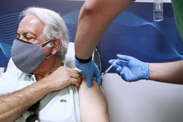 Κορονοϊός: Τρομάζουν τις υγειονομικές αρχές οι ανεμβολίαστοι ηλικιωμένοι πολίτες