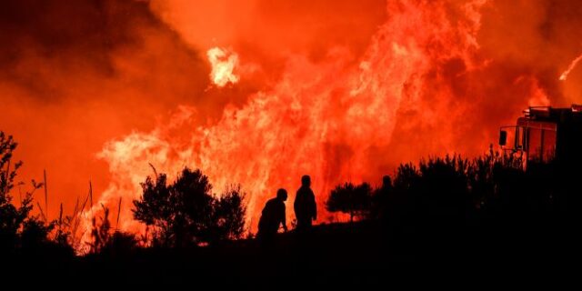 Φωτιά στα Βίλια: Ολονύχτια η προσπάθεια στο πύρινο μέτωπο