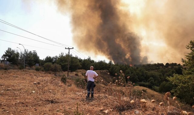 Φωτιά στη Βαρυμπόμπη: Προβλήματα στην ηλεκτροδότηση – Σε κίνδυνο η τροφοδοσία της ανατολικής Αττικής