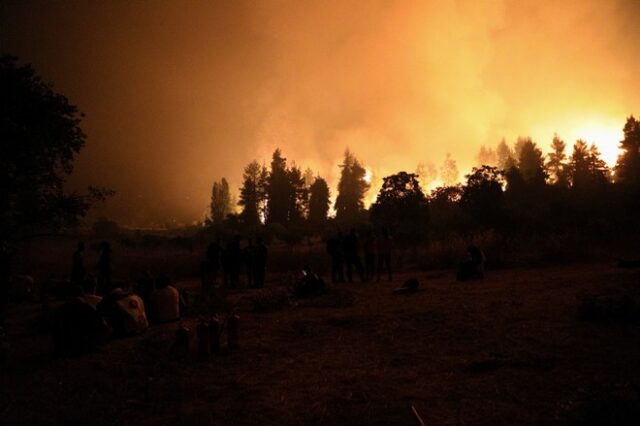 Επί ποδός για τις αναζωπυρώσεις σε Γορτυνία και Εύβοια – Φωτιές από κεραυνούς σε Μάνδρα και Βίλια
