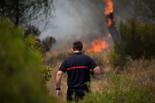 Γαλλία: Ένας νεκρός από τη φωτιά στην Κυανή Ακτή