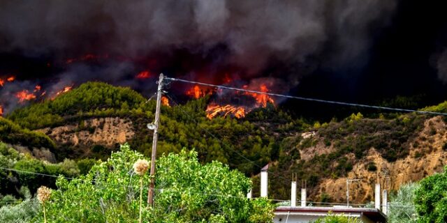 Φωτιά στην Αρχαία Ολυμπία: Στις φλόγες σπίτια – Μάχη να σωθεί ο αρχαιολογικός χώρος