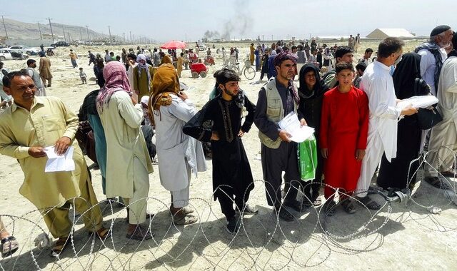 Αφγανιστάν: Μυστικές υπηρεσίες “βλέπουν” επίθεση αυτοκτονίας στο αεροδρόμιο της Καμπούλ