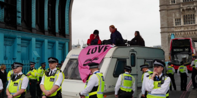 Βρετανία: Ακτιβιστές του οικολογικού κινήματος Extinction Rebellion απέκλεισαν την Τάουερ Μπριτζ