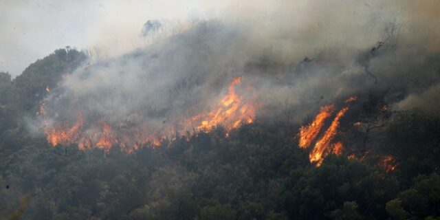 Φωτιά στη Μάνη: Κρίσιμη η κατάσταση – Ζημιές σε σπίτια, εκκενώθηκαν χωριά