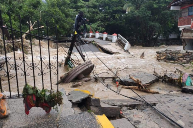 Μεξικό: Ο τυφώνας Νόρα πλήττει τα παράλια – Καταρρακτώδεις βροχές και ισχυροί άνεμοι