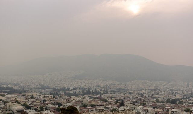 Φωτιές: Νέφος καπνού καλύπτει τον ουρανό της Αττικής