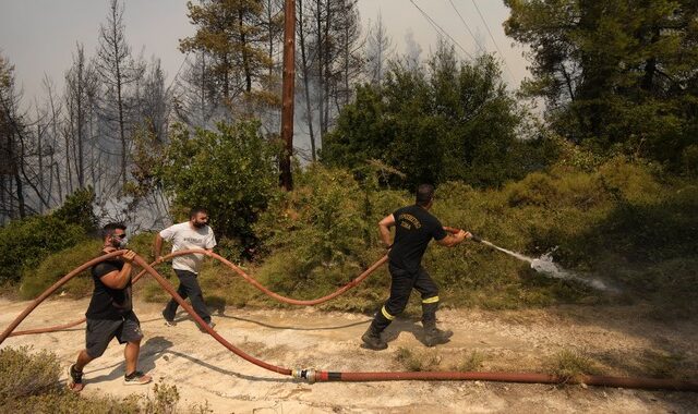 Φωτιές: Μάχη με τον χρόνο σε Γορτυνία και Βόρεια Εύβοια για να προλάβουν αναζωπυρώσεις