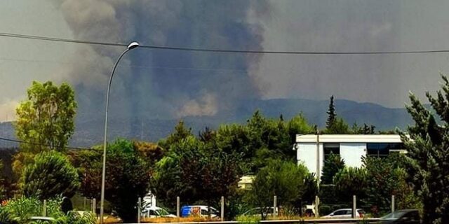 Φωτιά στην Βαρυμπόμπη: Απανωτές αναζωπυρώσεις σε διάφορα σημεία