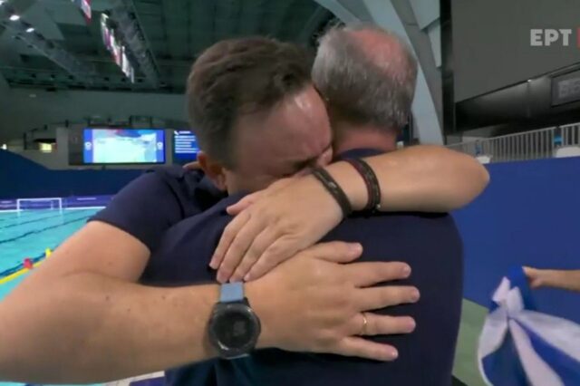 Ολυμπιακοί Αγώνες – Πόλο: Ο Θοδωρής Βλάχος έβαλε τα κλάματα στην αγκαλιά των συνεργατών του