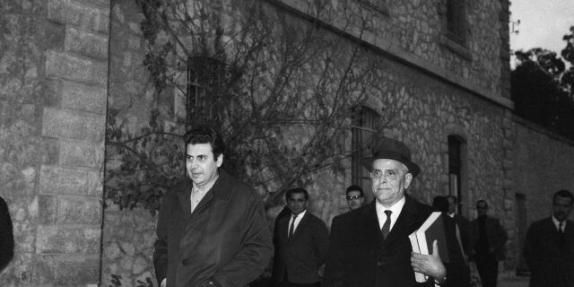 Ντοκουμέντο: Η σύλληψη του Μίκη Θεοδωράκη από τη Χούντα στους New York Times