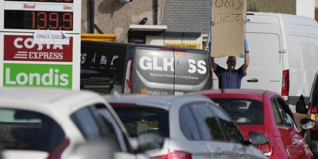 Βρετανία: Παραμένουν οι μεγάλες ουρές για καύσιμα
