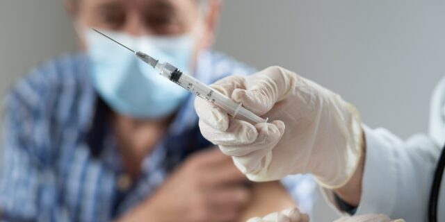 Παπαευαγγέλου: Δυσοίωνος ο στάσιμος εμβολιασμός στις ηλικίες άνω των 65 ετών