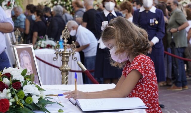 Μίκης Θεοδωράκης: “Σε αγαπάμε φίλε μας” – Το αποχαιρετιστήριο μήνυμα ενός μικρού κοριτσιού