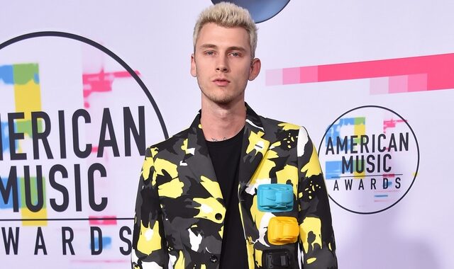 Machine Gun Kelly: Γρονθοκόπησε άνδρα που τον έσπρωξε στη συναυλία του