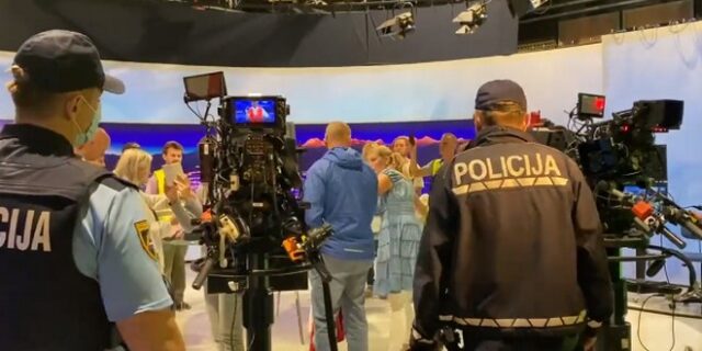 Σλοβενία: Αρνητές του κορονοϊου εισέβαλαν στο στούντιο της δημόσιας τηλεόρασης