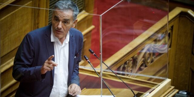 Ευκλείδης Τσακαλώτος: Θετικός στον κορονοϊό – “Δεν μπορώ να αντέξω ότι θα χάσω την ομιλία του κ. Σταϊκούρα”