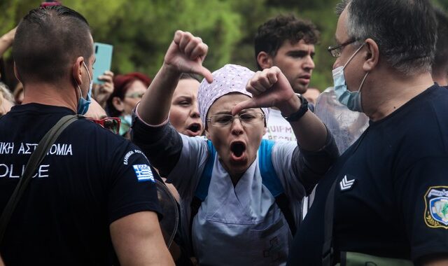 Πλεύρης: Αποδοκιμάστηκε από υγειονομικούς κατά την άφιξή του στη Θεσσαλονίκη