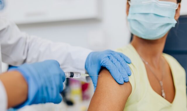 Εμβόλιο Pfizer: Στο 95% η προστασία μετά την τρίτη δόση