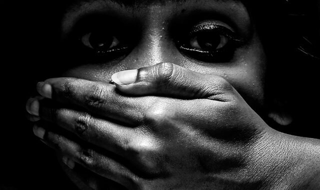 Μαρόκο: Κάθειρξη 20 ετών σε 11 άνδρες για απαγωγή και βιασμό 17χρονης