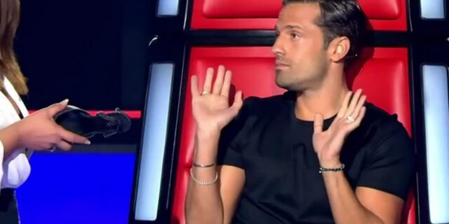 The Voice: Η Παπαρίζου έβγαλε το τακούνι κι έψαχνε να βρει ποιος την μπλόκαρε