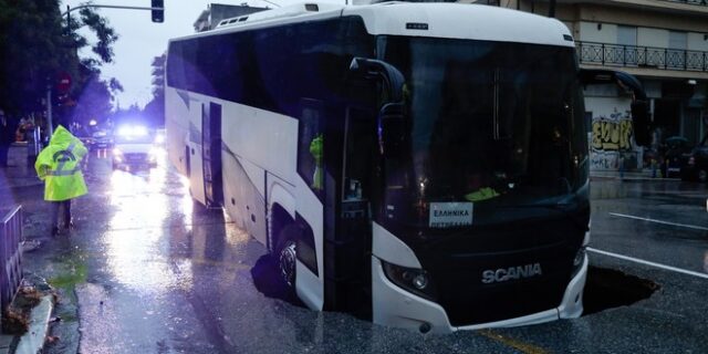 Θεσσαλονίκη: Άνοιξε τρύπα στο δρόμο και “κατάπιε” λεωφορείο