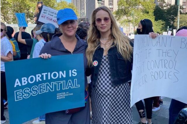 Τζένιφερ Λόρενς και Έιμι Σούμερ σε πορεία υπέρ του δικαιώματος στην άμβλωση